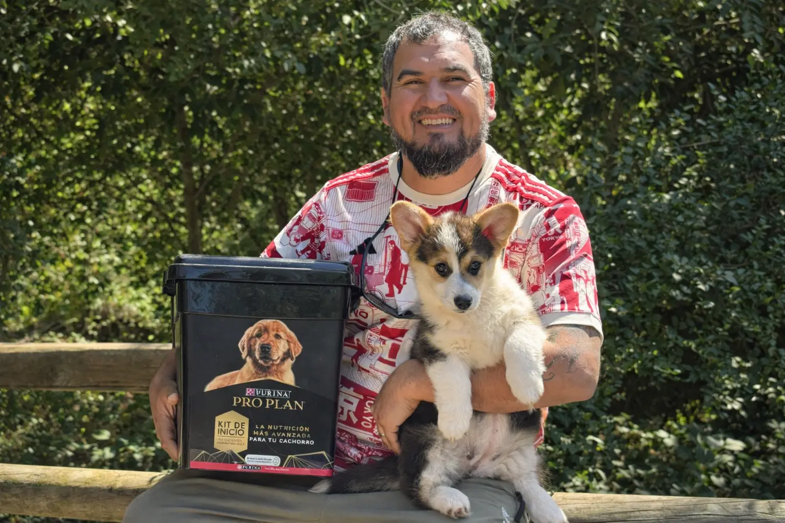 Familia feliz junto a su cachorro Corgi