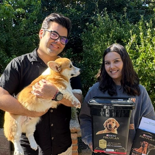 Familia junto a su Corgi